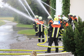 Fototapeta premium Feuerwehrmänner mit Strahlrohren