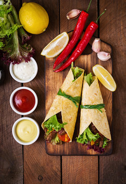 Mexican fajitas for beef and grilled vegetables (paprika, red onion, tomato). Top view