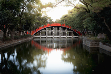 Fototapeta premium Red bridge at sumiyoshi taisha , Osaka , Japan .