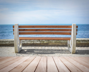 Fototapeta na wymiar Empty bench and sea.