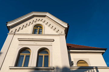 Fototapeta premium Stadtvilla mit Rundbogenfenstern