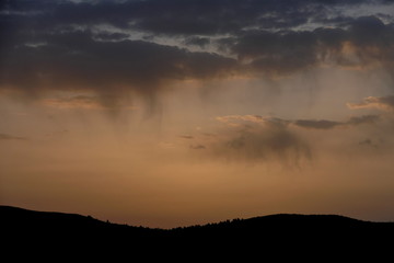 Regenwolken vor Sonnenaufgang