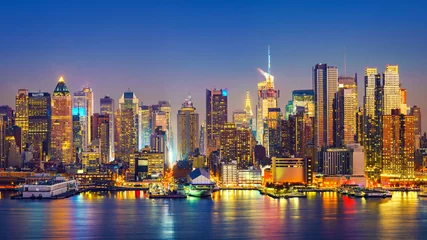 Blick auf Manhattan bei Nacht, New York, USA © sborisov