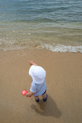 Fototapeta na wymiar Small child on sea shore