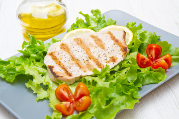 filetto di tonno alla griglia con insalata e pomodori