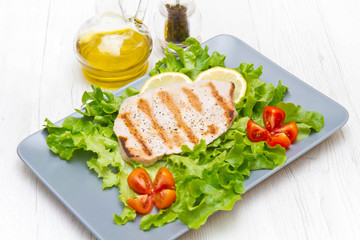 filetto di tonno alla griglia con insalata e pomodori