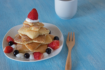 pancakes christmas tree with strawberry