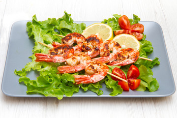 piatto di gamberoni alla griglia con insalata e pomodorini