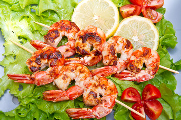 piatto di gamberoni alla griglia con insalata e pomodorini