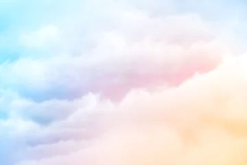 Regenbogenwolken. Ein weicher Wolkenhintergrund mit einem pastellfarbenen orangefarbenen bis blauen Farbverlauf. © DavidMSchrader