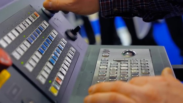 The employee sets the parameters of movement of the disc saw