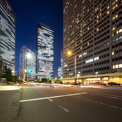 Fototapeta na wymiar traffic on road in downtown of tokyo at night