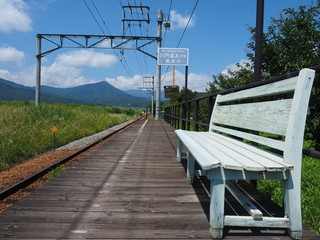 ローカル線の駅舎からの風景