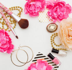 Obraz na płótnie Canvas Feminine flat lay blog photo background featuring makeup and jewelery in a pink and gold tone