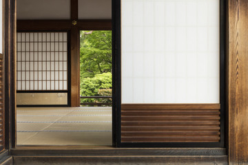 Blick in einen Raum mit offenen Türen im Kodaiji Tempel in Kyoto, Japan