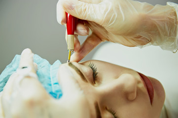 Master making permanent eyebrow make up