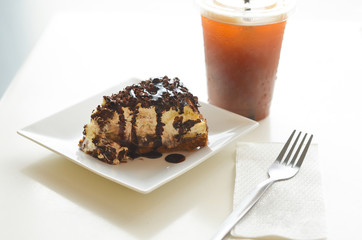 banoffee cake and iced tea drink image