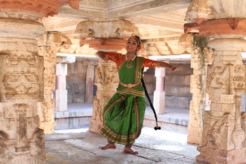 Fototapeta na wymiar kuchipudi is one of the classical dance forms of india,from the state of andhra pradesh.here the dancer performing at bhoganadeeswara temple near bangalore,famous for sculptures