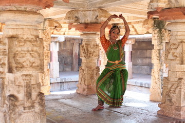 Fototapeta na wymiar kuchipudi is one of the classical dance forms of india,from the state of andhra pradesh.here the dancer performing at bhoganadeeswara temple near bangalore,famous for sculptures