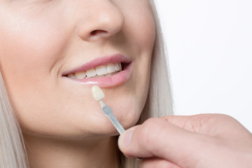 Farbabgleich f&uuml;r eine Zahnkrone im Dentallabor