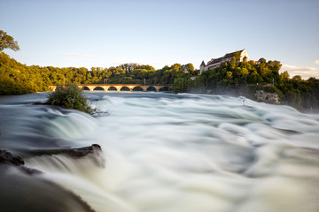 Rheinfall, Wasserfall bei Neuhausen, verwischtes Wasser, Schloss Laufen, Eisenbahnviadukt