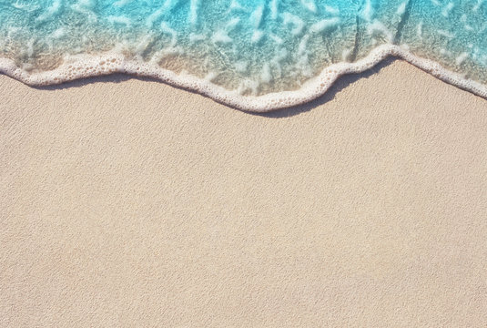 Fototapeta Miękka ocean fala na piaskowatej plaży, tło.