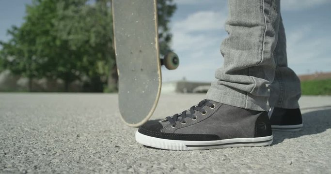 SLOW MOTION CLOSEUP: Skateboarder spinning his skate