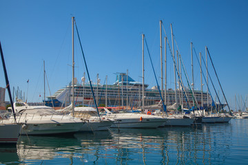 Obraz premium sailboats in the Harbor of the city of Toulon, southern France