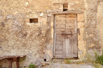 Fototapeta na wymiar Alte Holztür in einem italienischen Natursteinhaus
