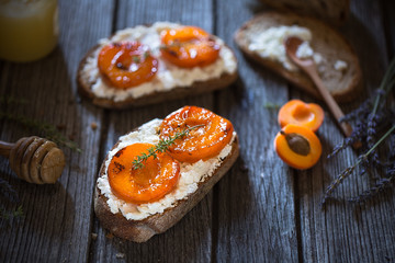 tartines abricots, fromage de chèvre, thym, miel de lavande.