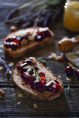 tartines cerise, mile de lavande, romarin, amandes.