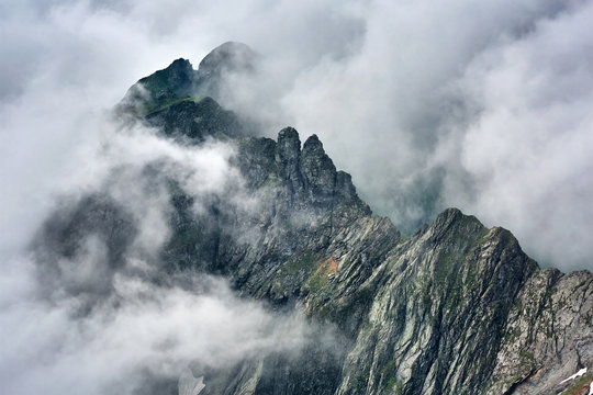Fototapeta Misty rocky mountains