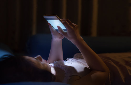 Using Cell Phone At Night Lead To Blindness