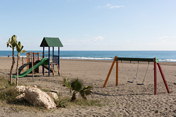 Columpios y tobogán en la playa.