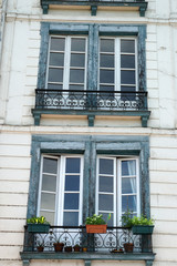 Fototapeta na wymiar Fenêtres et balcons - Bayonne