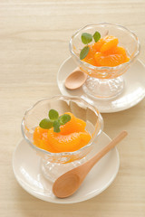 ミカンとミントの葉　木目背景
