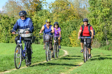 Senioren-Gruppe macht eine Radtour in herbstlicher Landschaft