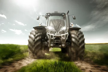 Fototapeten Traktor auf Feldweg © lassedesignen