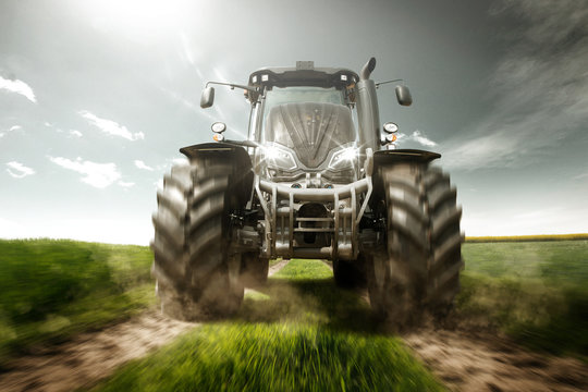 Traktor auf Feldweg