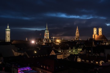 Fototapeta na wymiar München bei Nacht
