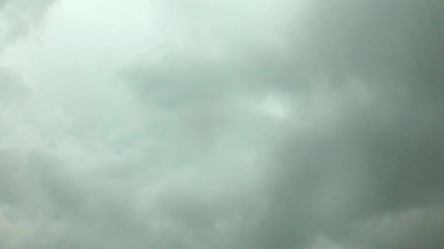 schwarze Wolken im Zeitraffer
