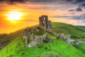 Papier Peint photo Château Ruines du château de Corfe au beau lever de soleil dans le comté de Dorset, Royaume-Uni