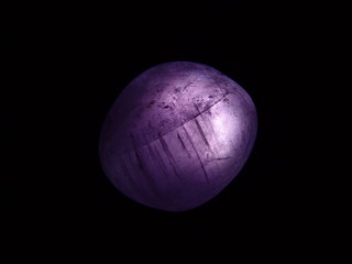 Jade violet sur fond noir