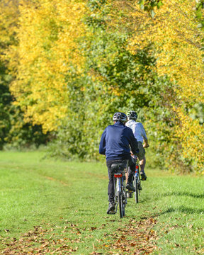 Zwei ältere Männer beim Radfahren im Herbst