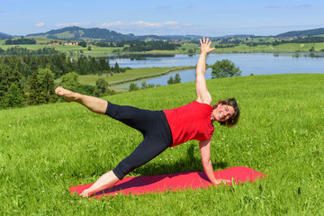 Pilates-Training in schöner Landschaft