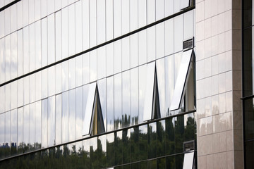 Obraz premium Lage building with reflective windows.