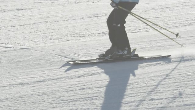 CLOSE UP: Skiing in ski resort in sunny winter morning