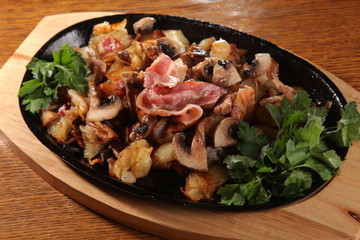 pan fried potatoes with mushrooms and Bacon