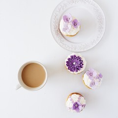 Obraz na płótnie Canvas Coffee and violet cakes