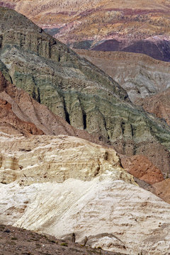 Monta&ntilde;as multicolores en el desierto de la Puna, Salta, Argentina